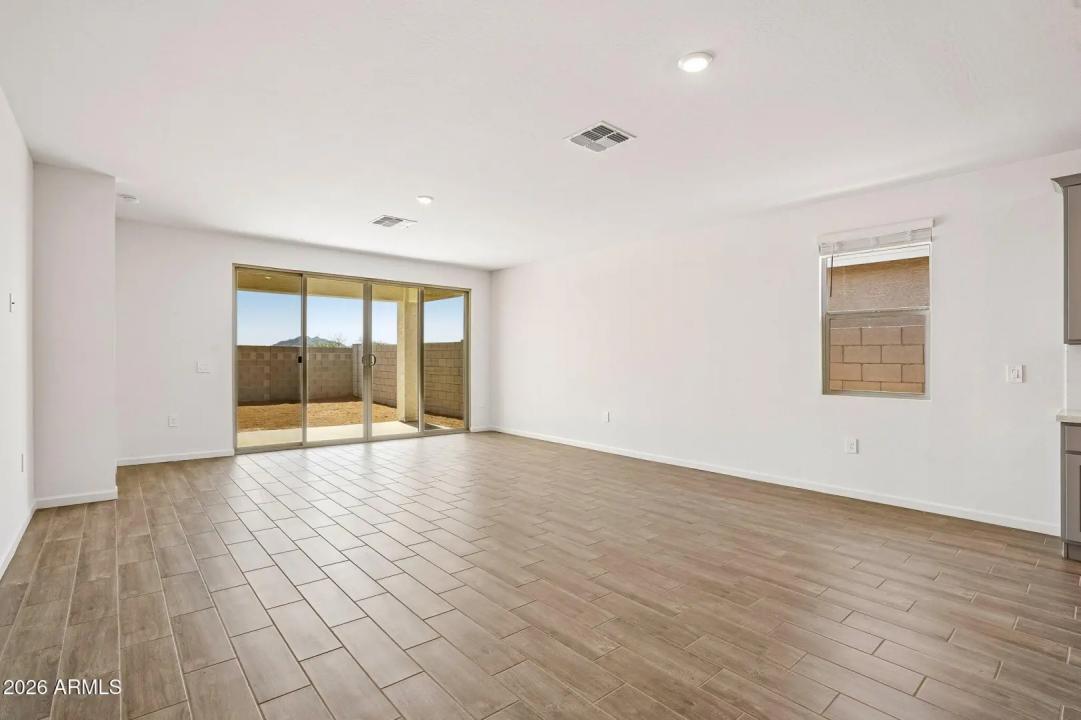 Real Estate Picture 4