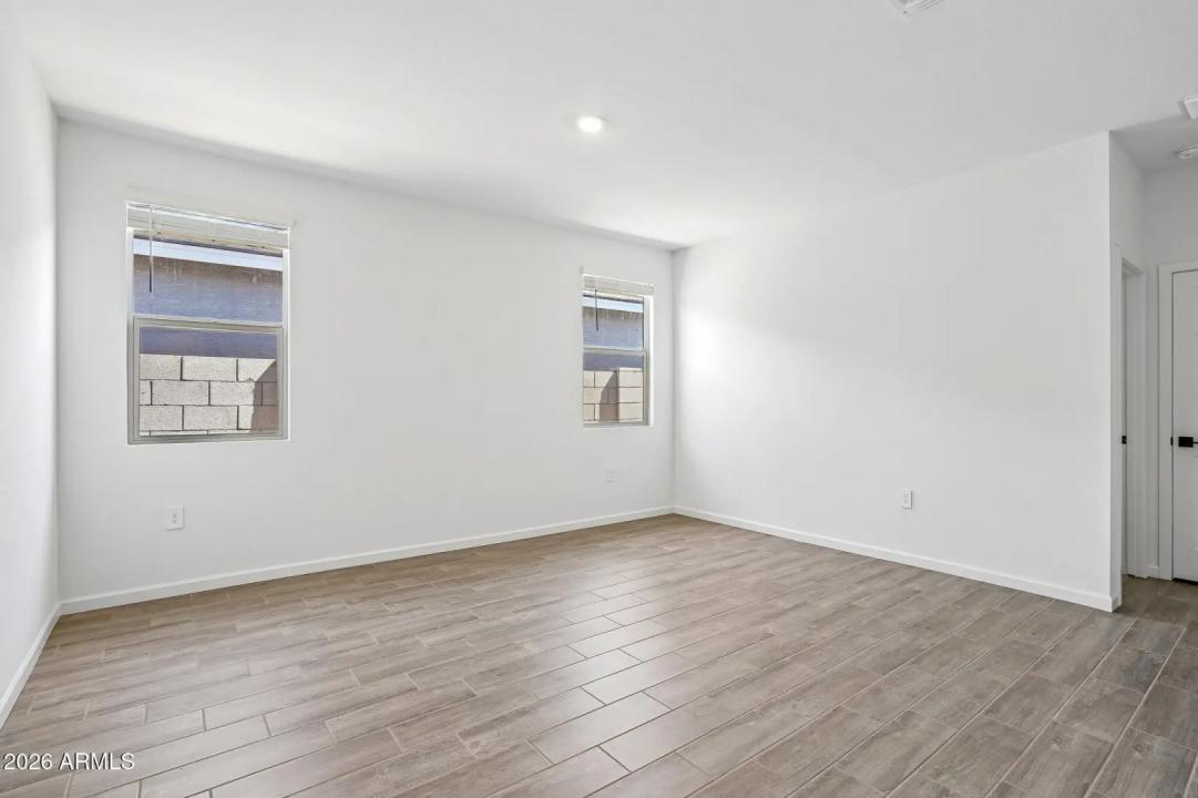 Real Estate Picture 18