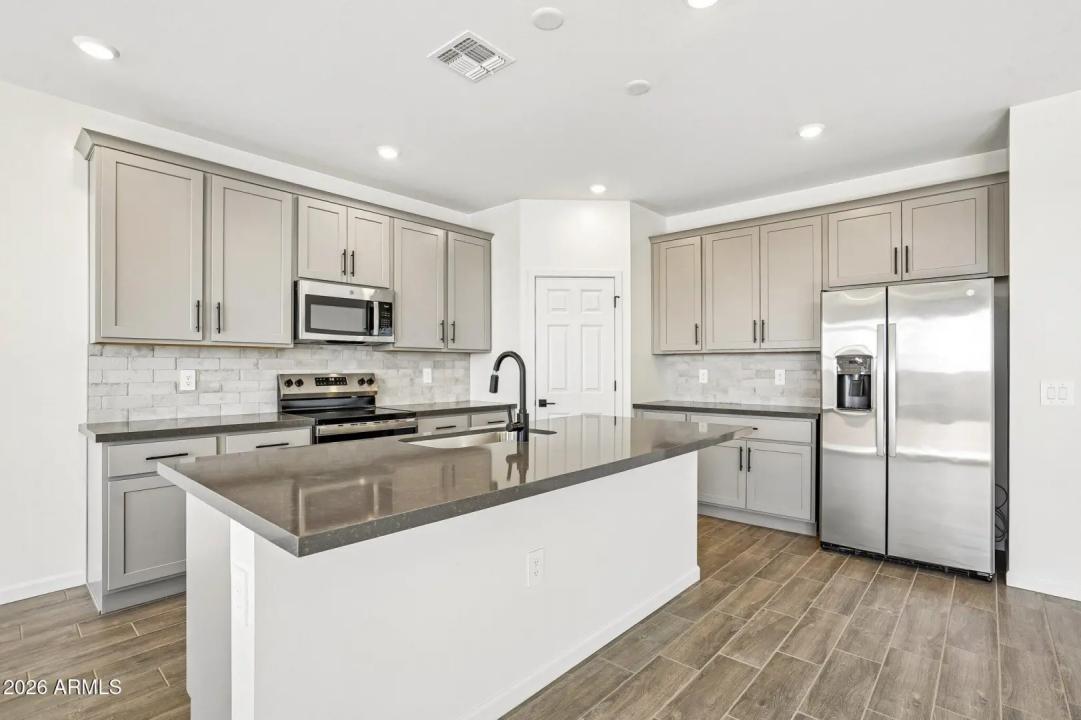 Real Estate Picture 7
