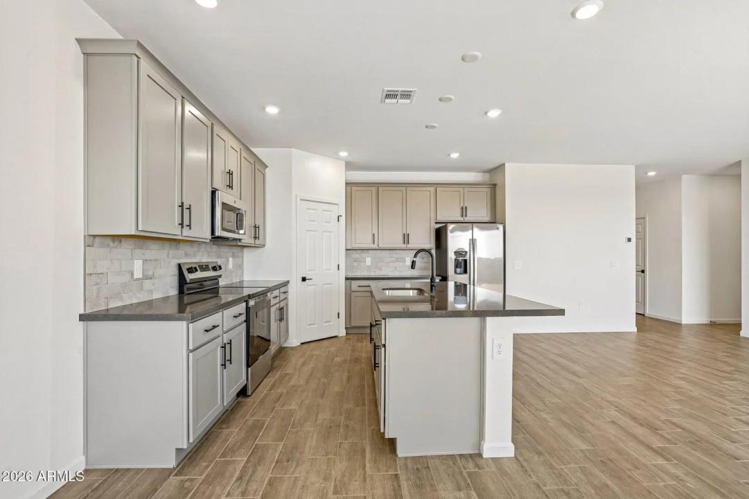 Real Estate Picture 9