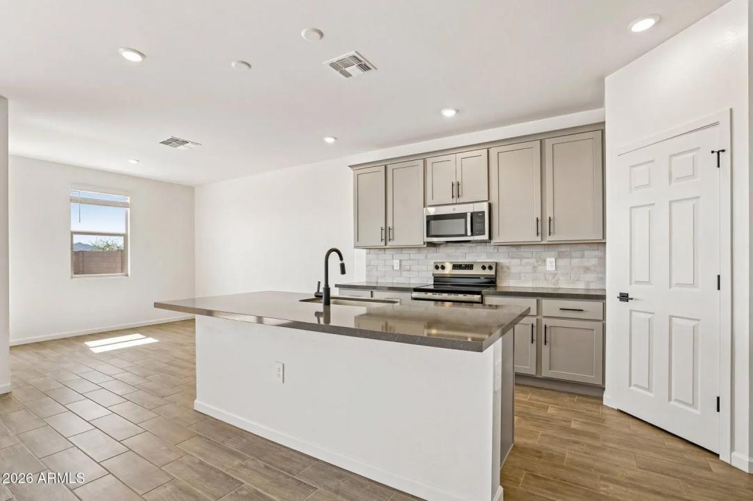 Real Estate Picture 11