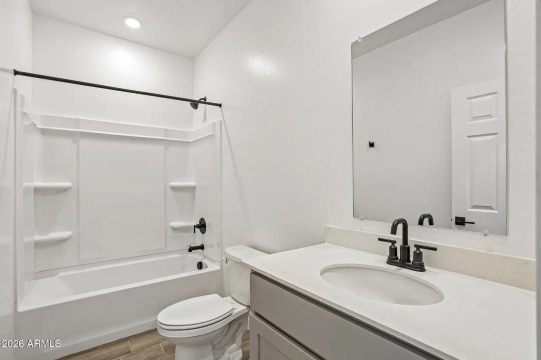 Real Estate Picture 14