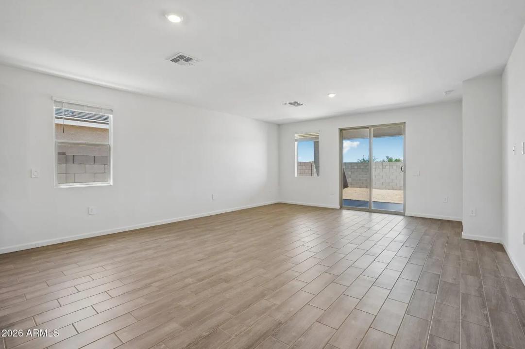 Real Estate Picture 4