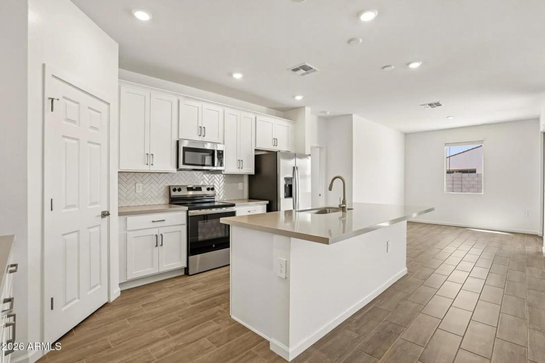 Real Estate Picture 11
