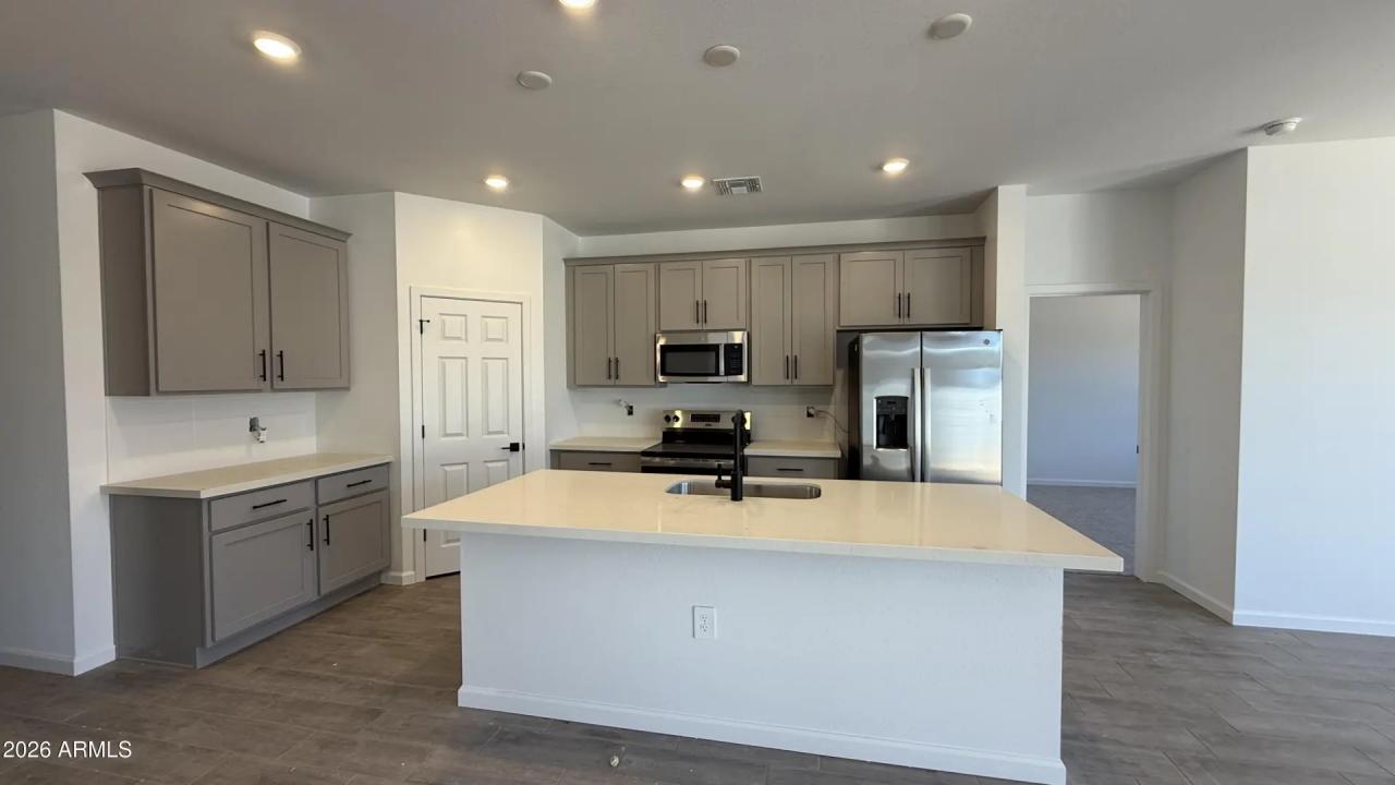 Real Estate Picture 3