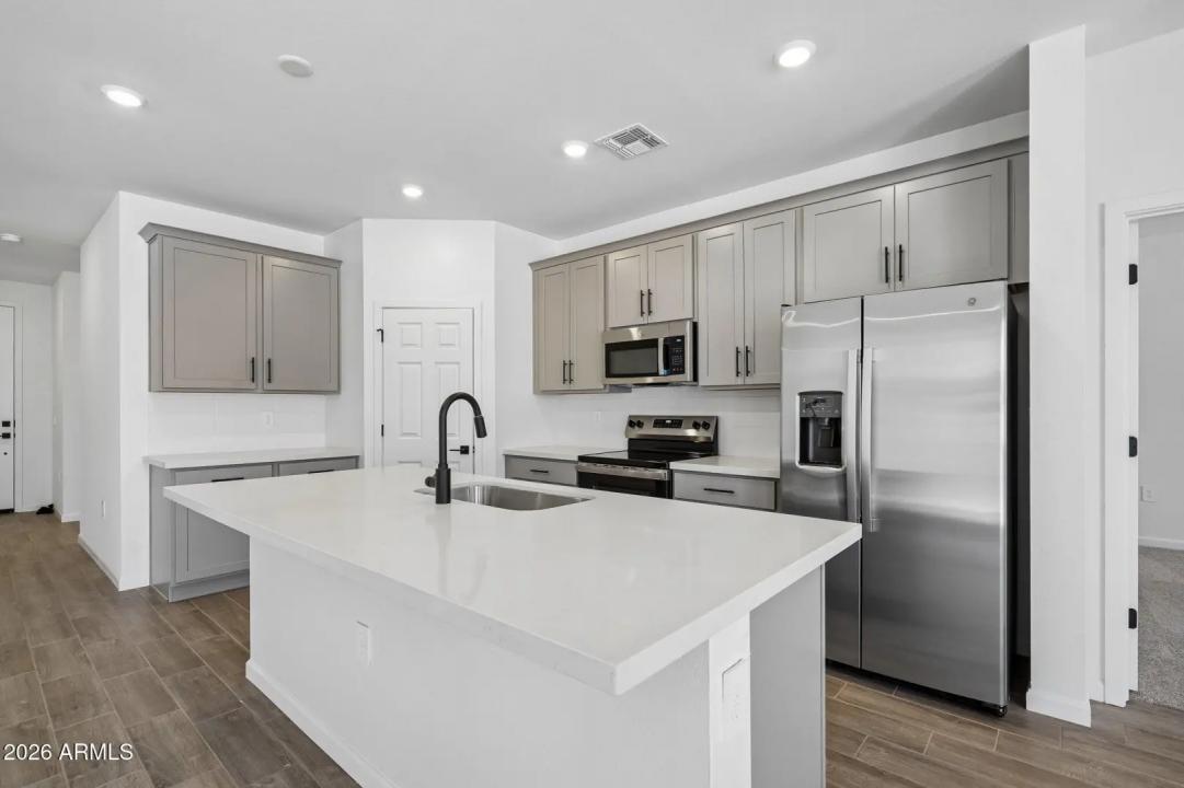 Real Estate Picture 4