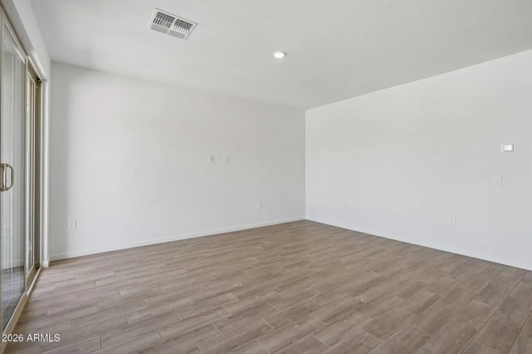 Real Estate Picture 18