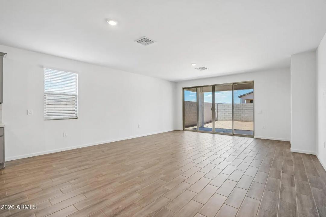 Real Estate Picture 4