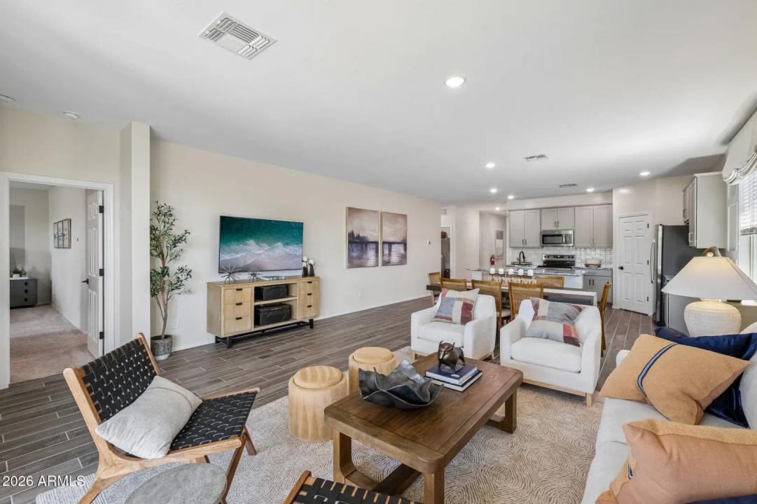 Real Estate Picture 4