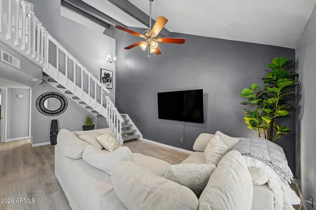 Real Estate Picture 3