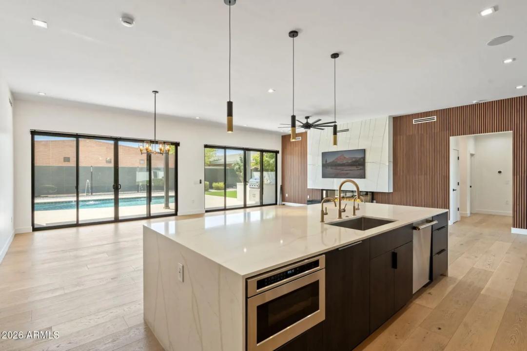 Real Estate Picture 12