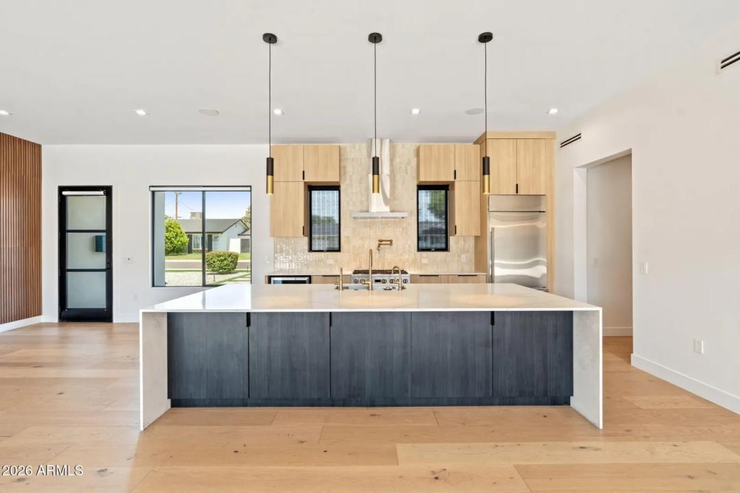 Real Estate Picture 8