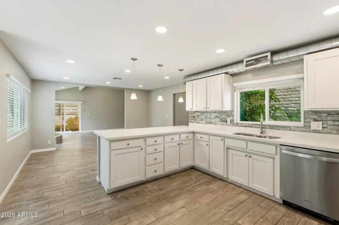 Real Estate Picture 14
