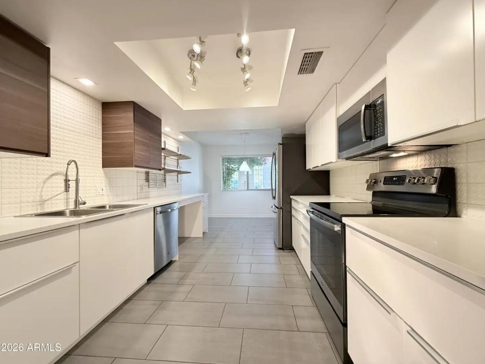 Real Estate Picture 3