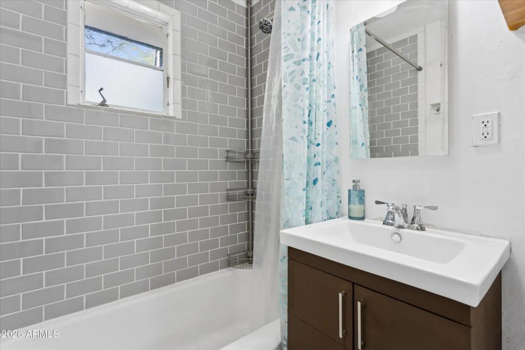 Real Estate Picture 24