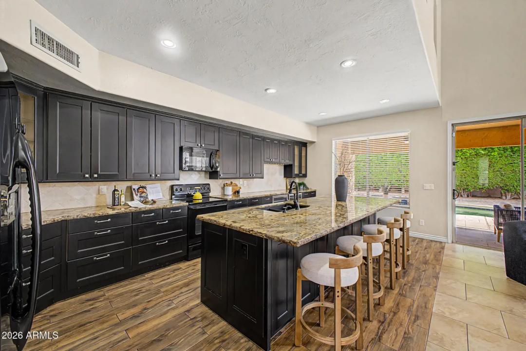Real Estate Picture 4