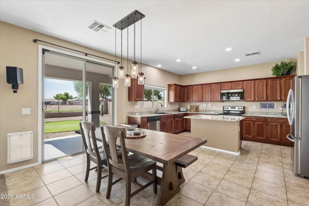 Real Estate Picture 8