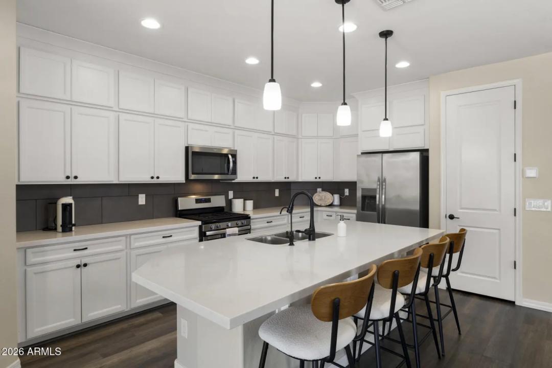 Real Estate Picture 3