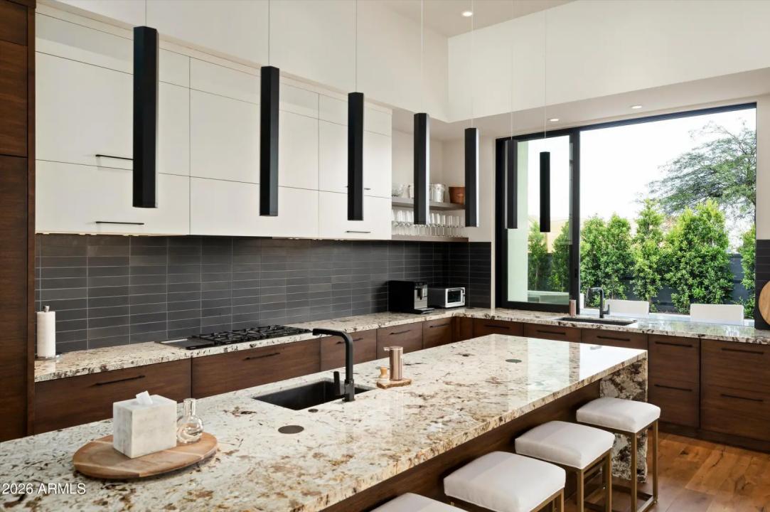 Real Estate Picture 9