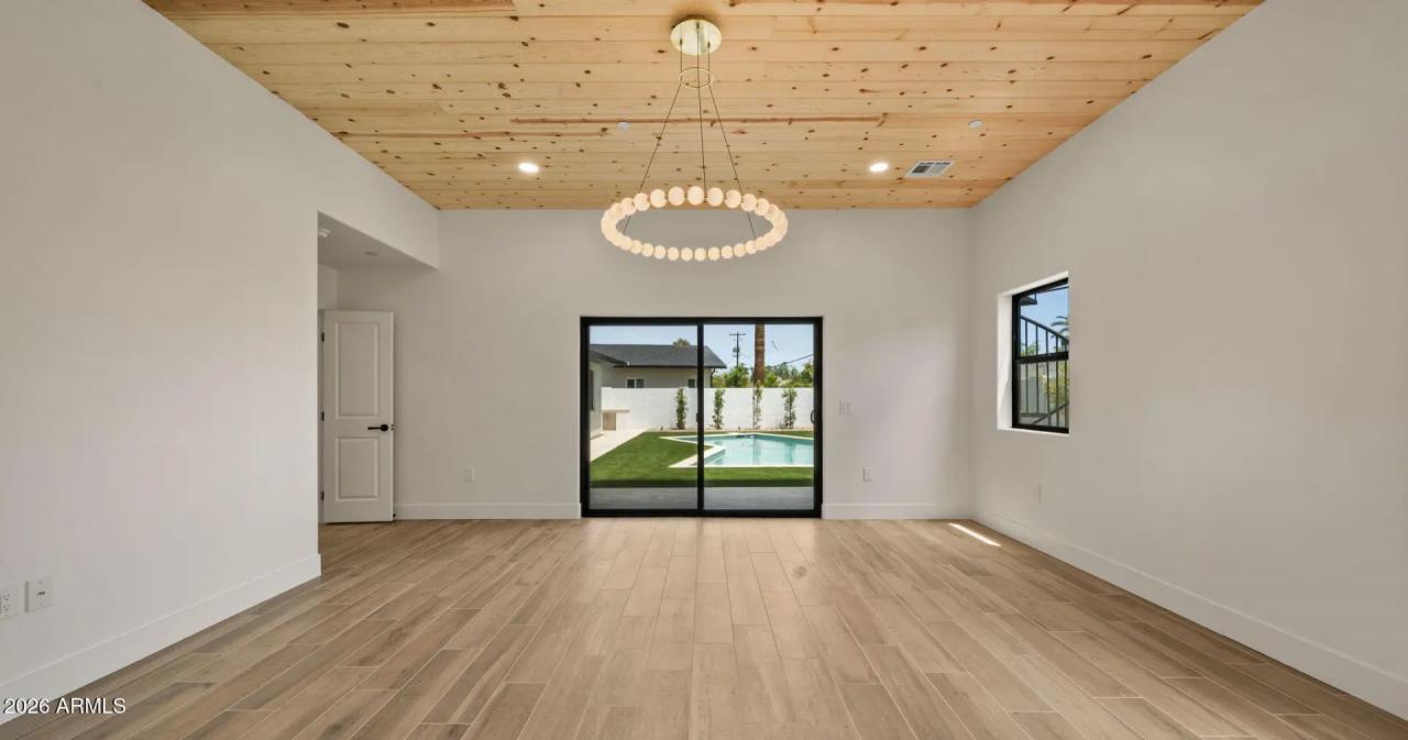 Real Estate Picture 18