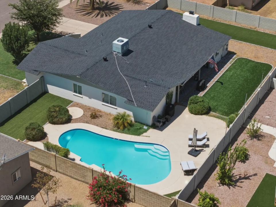 Real Estate Picture 3