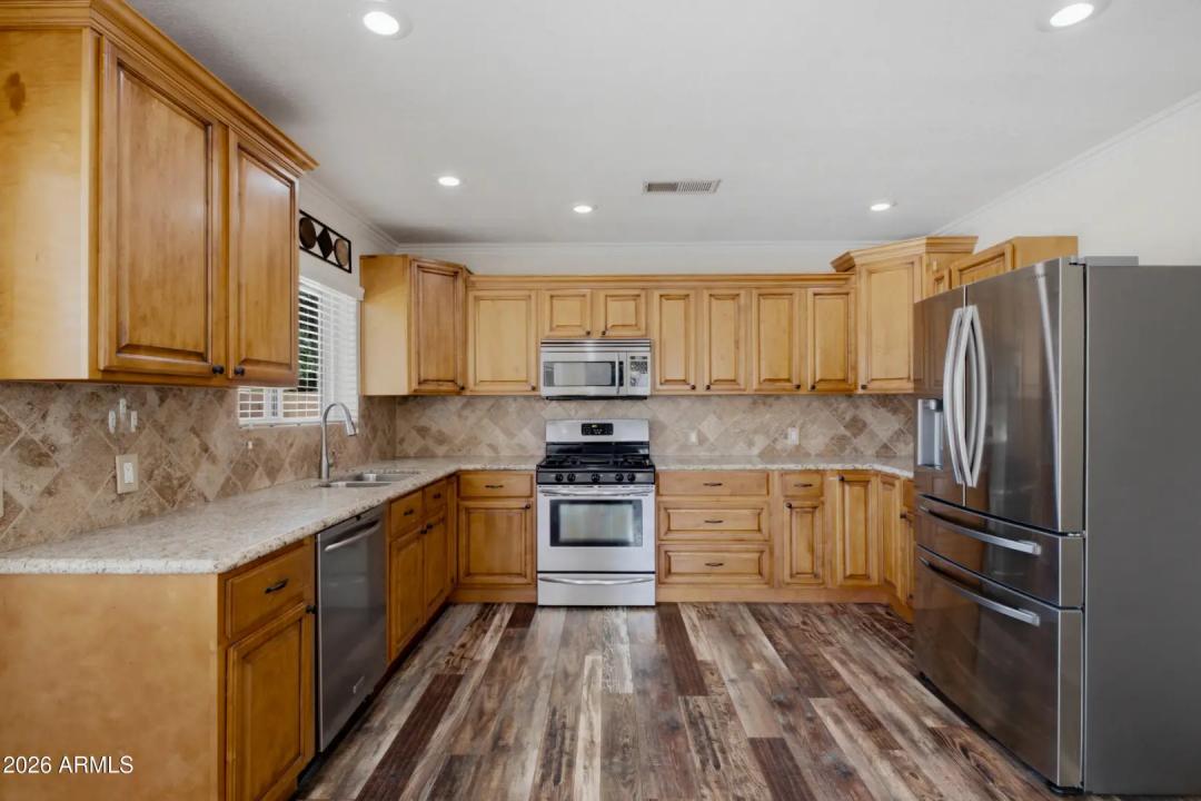 Real Estate Picture 4