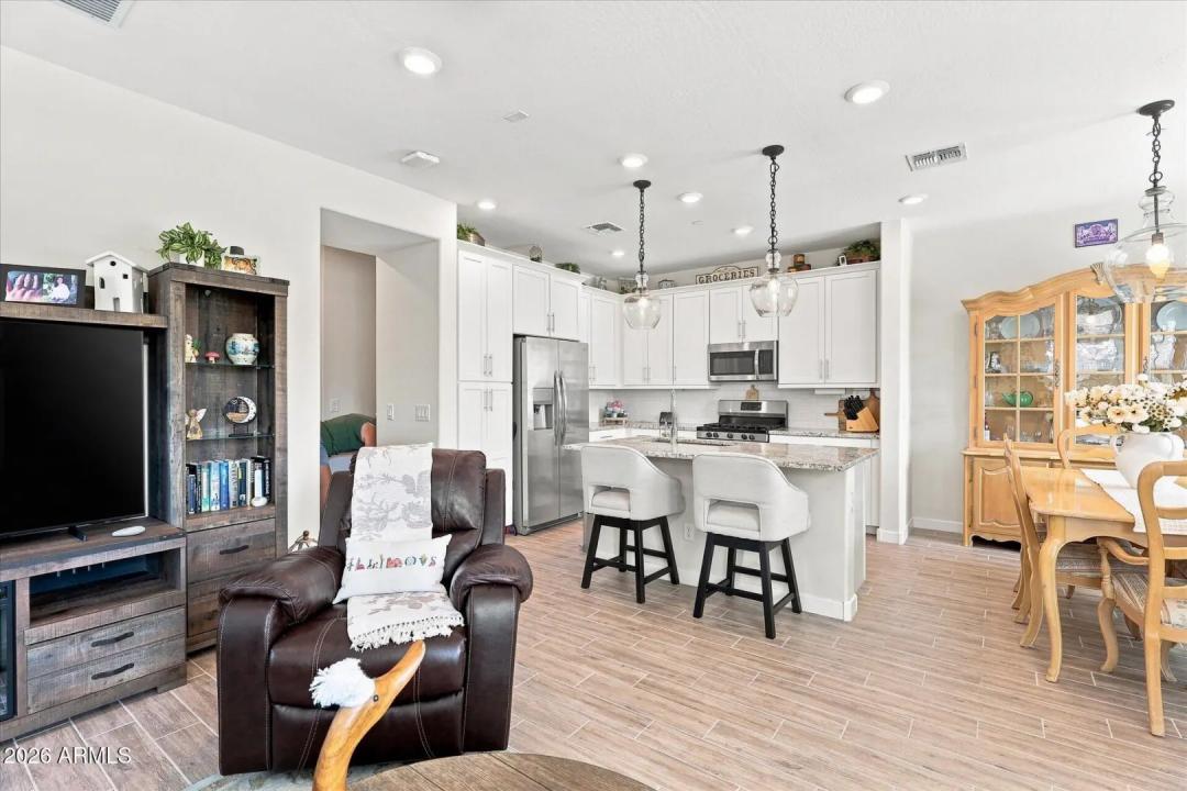 Real Estate Picture 12