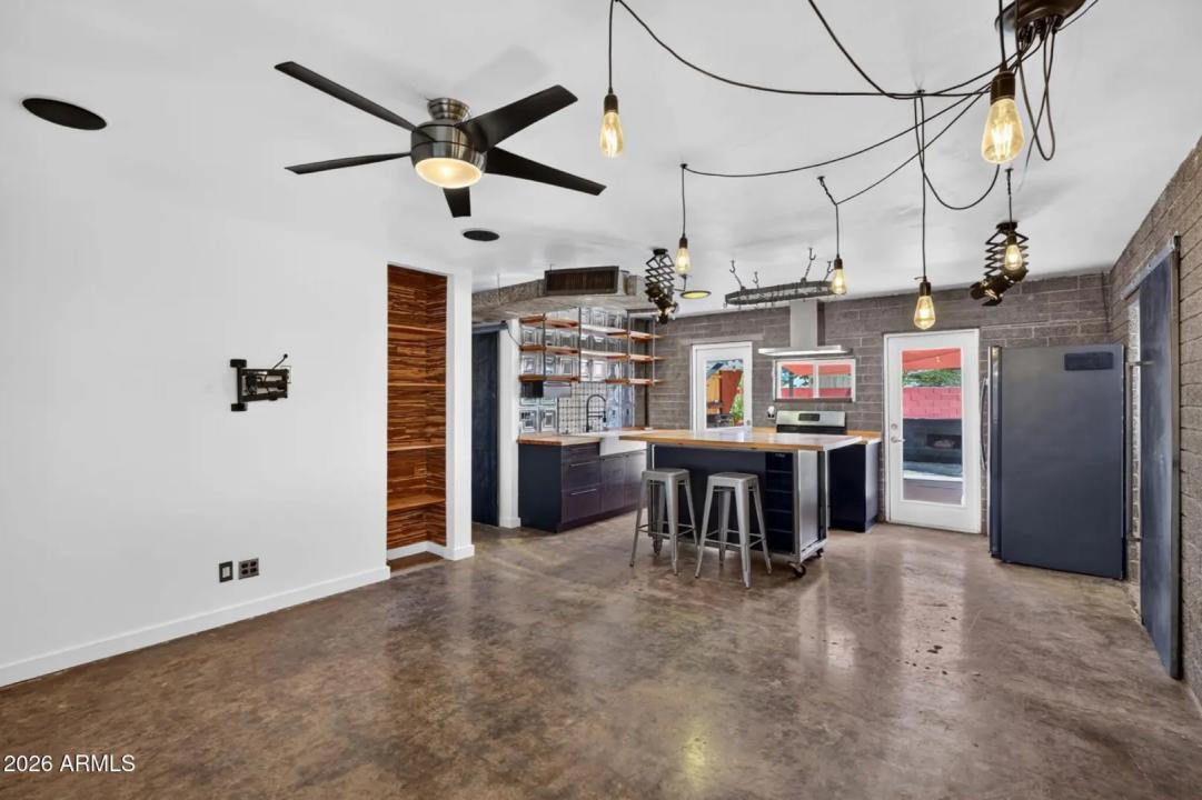 Real Estate Picture 6