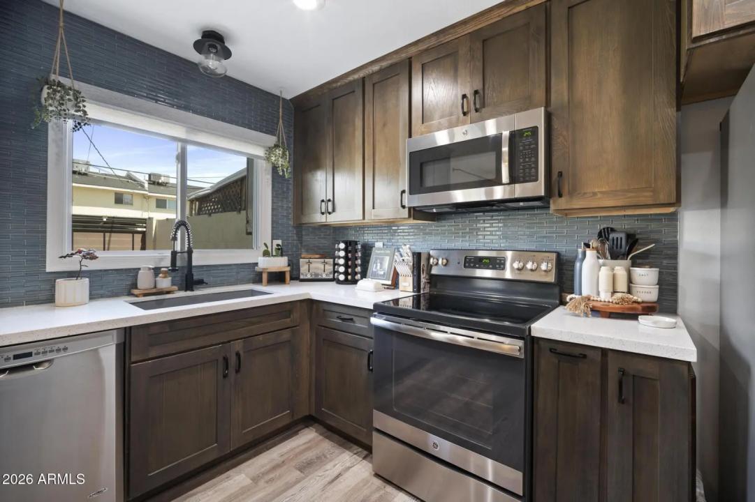 Real Estate Picture 14