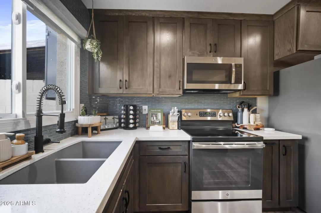 Real Estate Picture 11