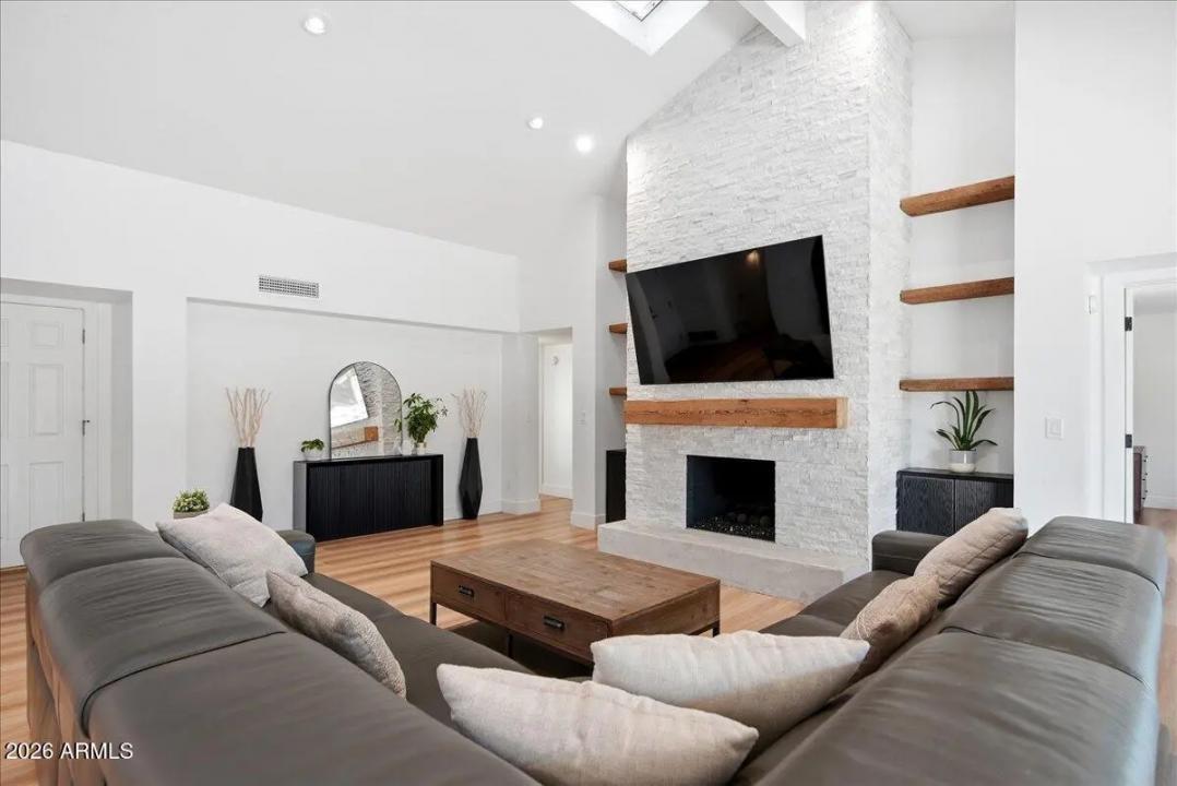 Real Estate Picture 9