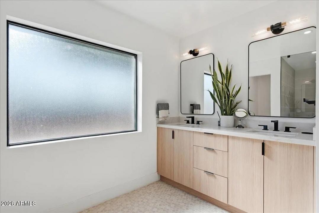 Real Estate Picture 24