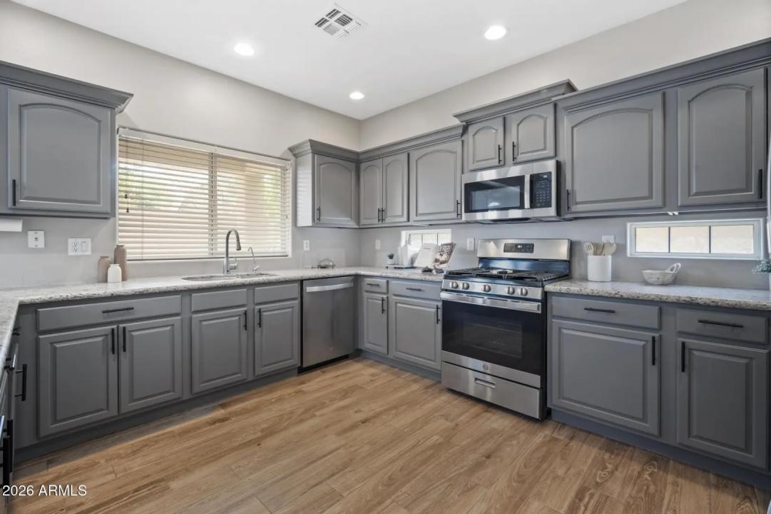 Real Estate Picture 14