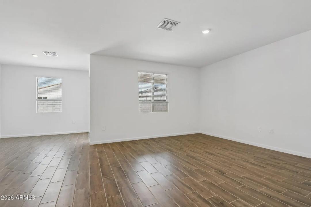 Real Estate Picture 4