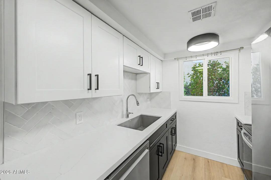 Real Estate Picture 9