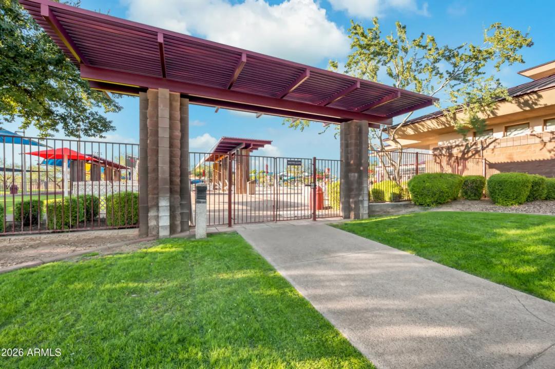 Real Estate Picture 12
