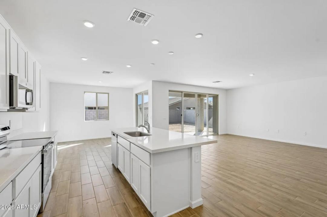 Real Estate Picture 16