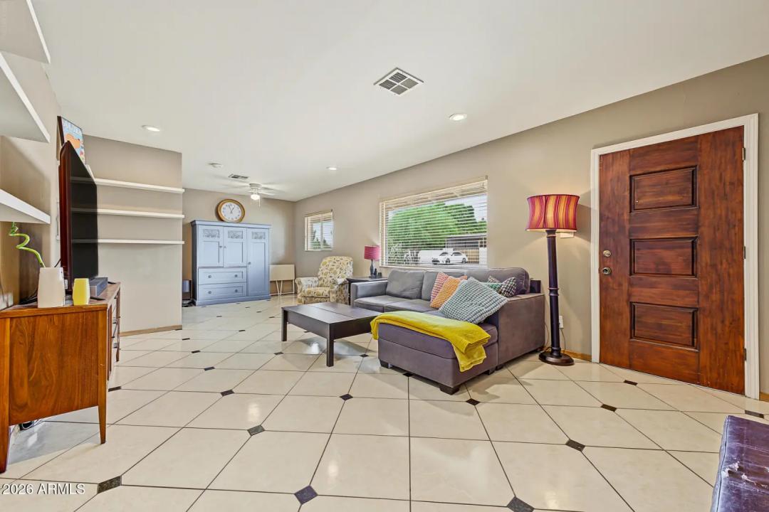 Real Estate Picture 4