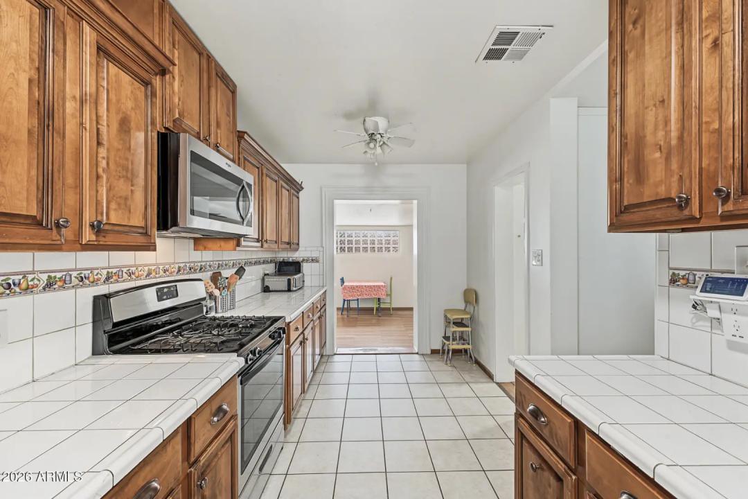Real Estate Picture 8
