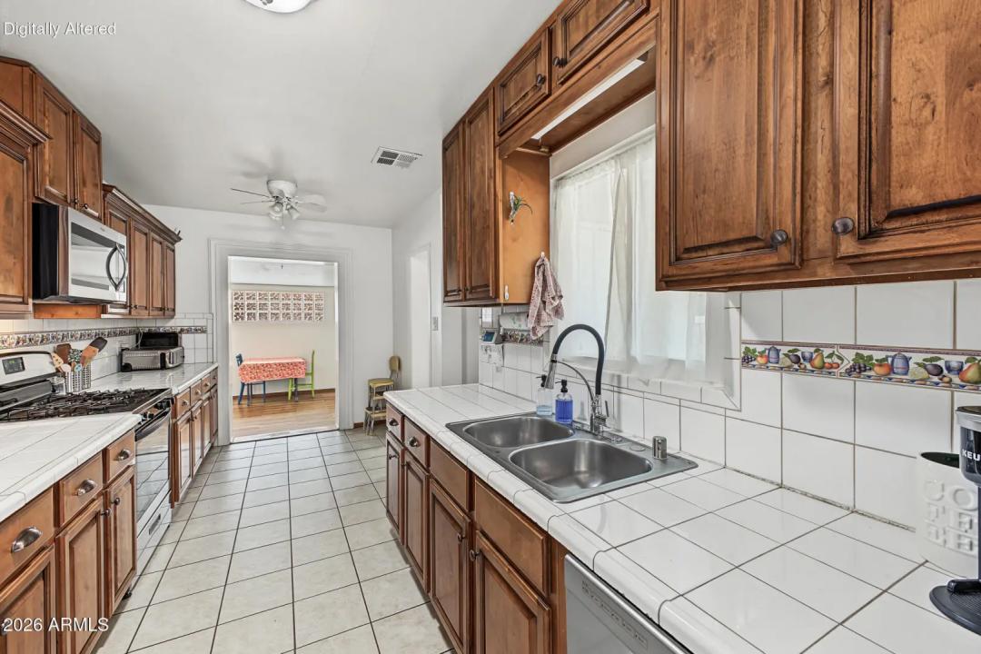 Real Estate Picture 9