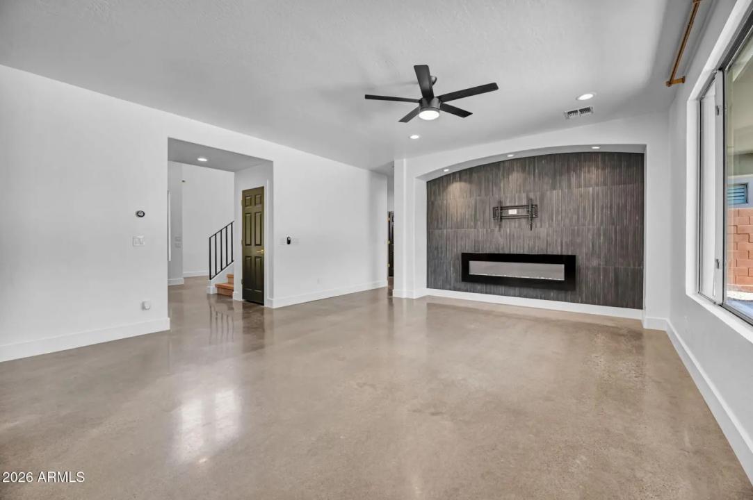 Real Estate Picture 9
