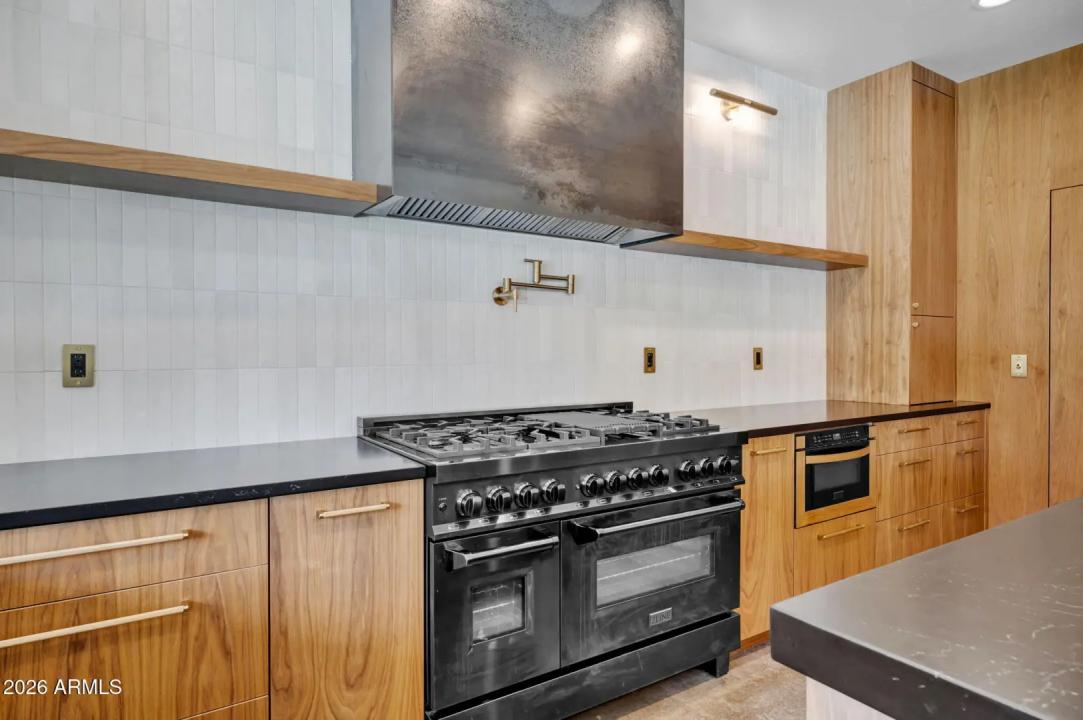 Real Estate Picture 15