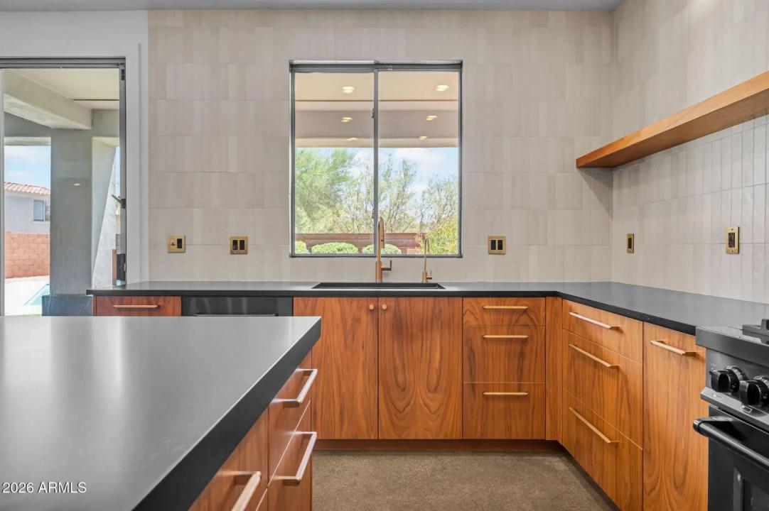Real Estate Picture 16