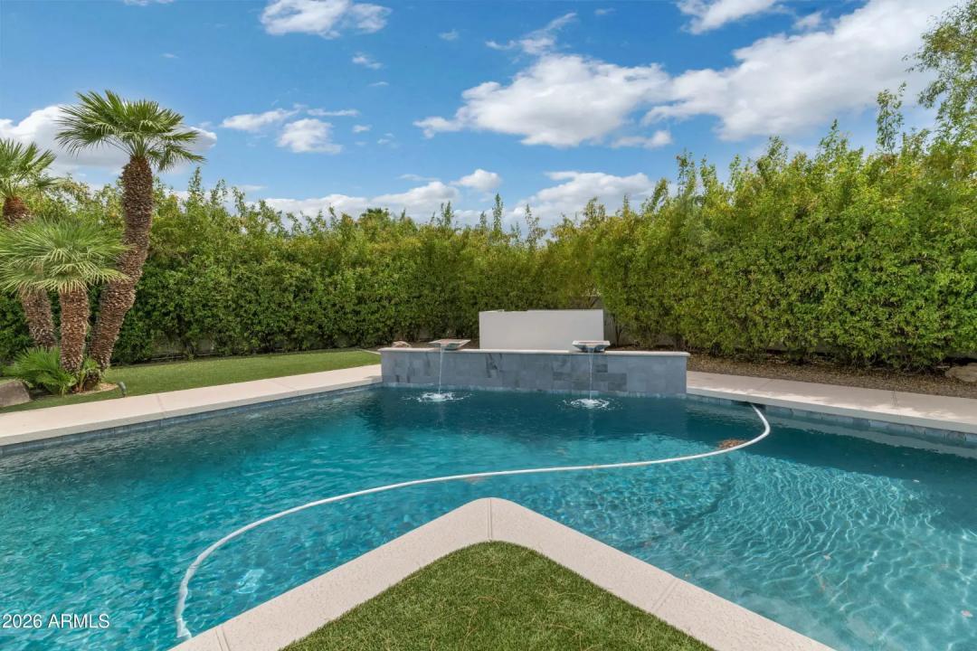 Real Estate Picture 4