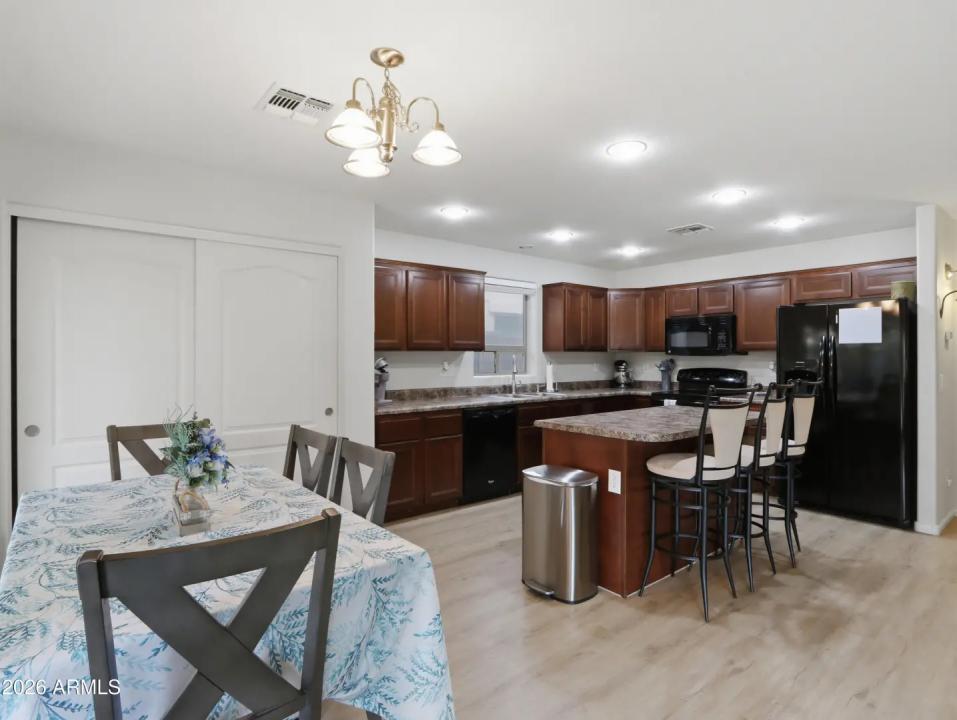 Real Estate Picture 4