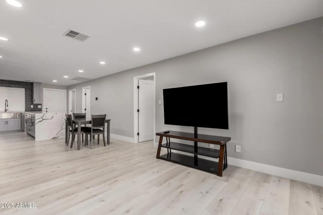 Real Estate Picture 7