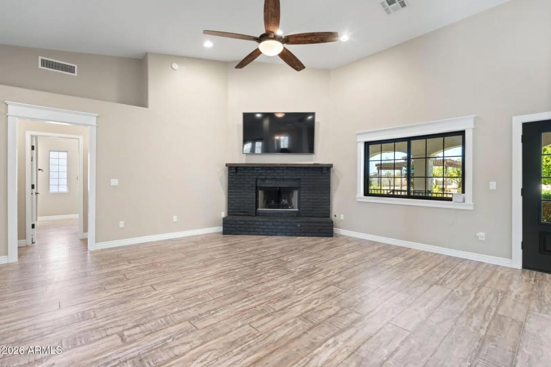 Real Estate Picture 4