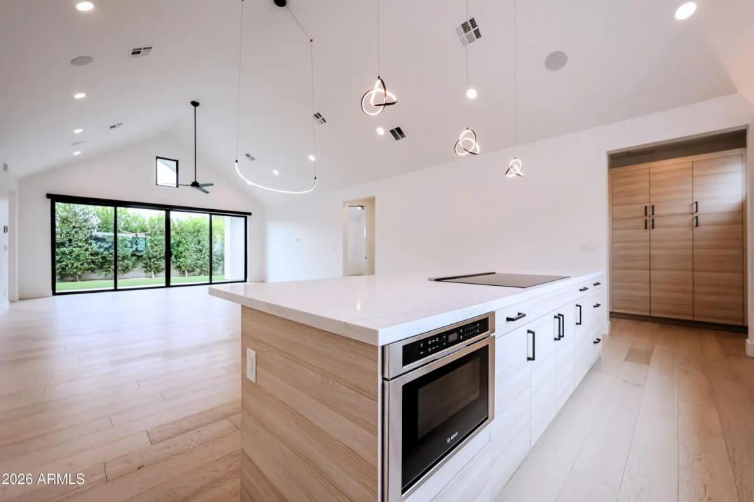 Real Estate Picture 8