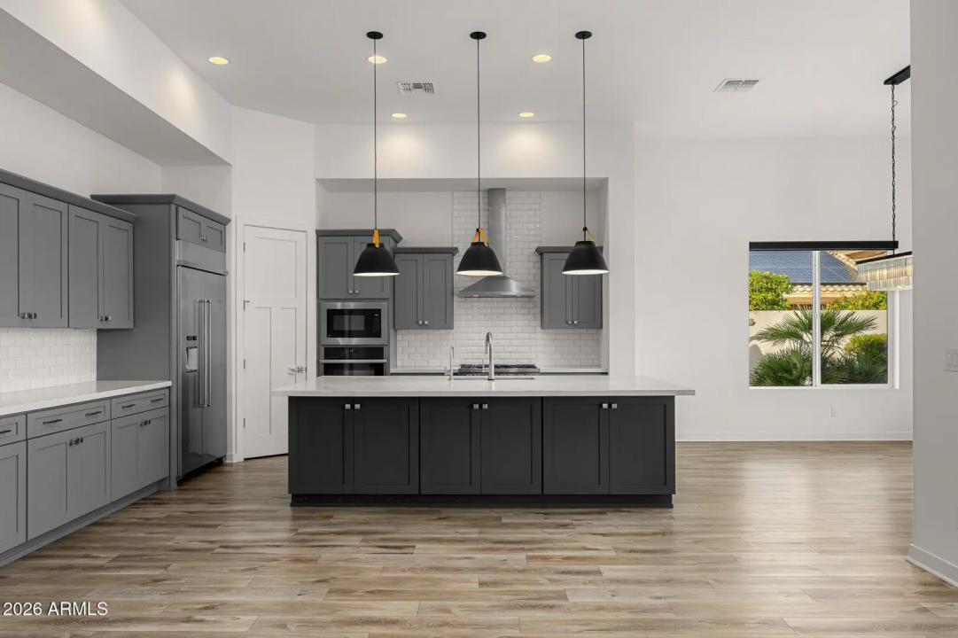 Real Estate Picture 9