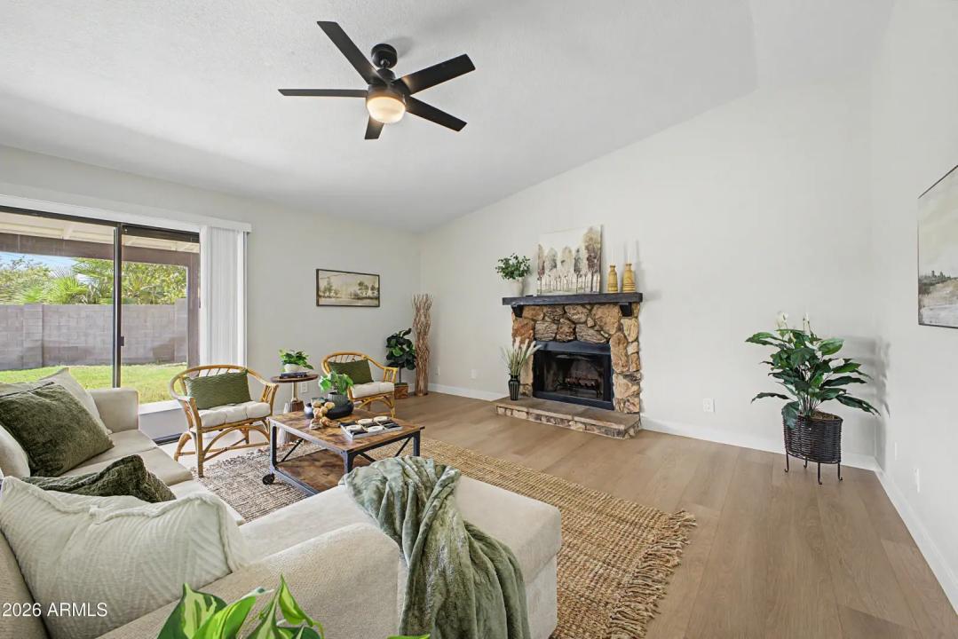 Real Estate Picture 4